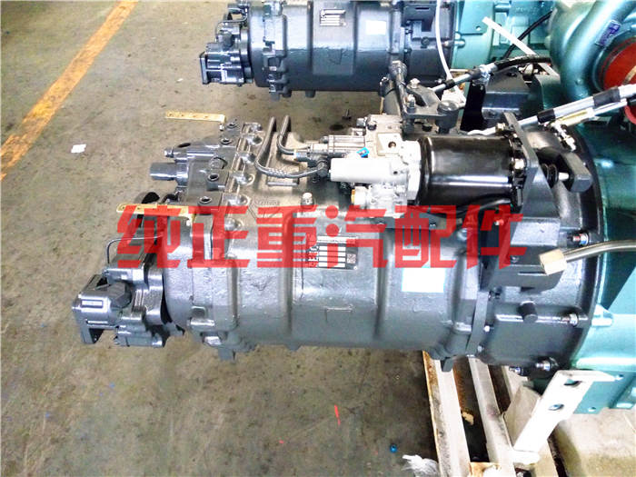 重汽HW10發動機(jī)變速箱